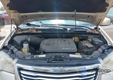 2013 Chrysler Town & Country Touring z USA, uszkodzony, nr VIN 2C4RC1BG2DR805265